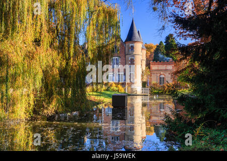 La France, l'Allier (03), Villeneuve-sur-Allier, l'Arboretum de Balaine en automne, le château // France, Allier, Villeneuve-sur-Allier, Balaine Arboretum fa Banque D'Images