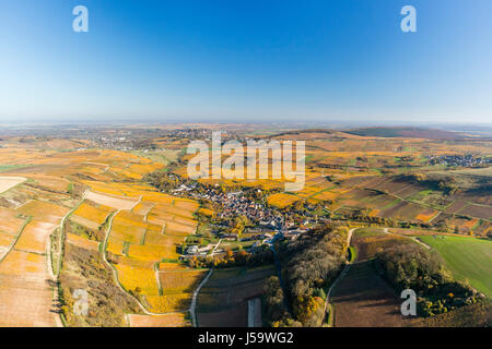 La France, Cher, le Sancerrois Sancerre, région, le vignoble de l'automne, Chavignol Sancerre et premier village sur la colline (vue aérienne) Banque D'Images