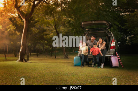 Family having picnic in park Banque D'Images