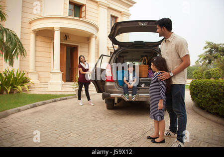 Debout près de la voiture pour aller en vacances Banque D'Images