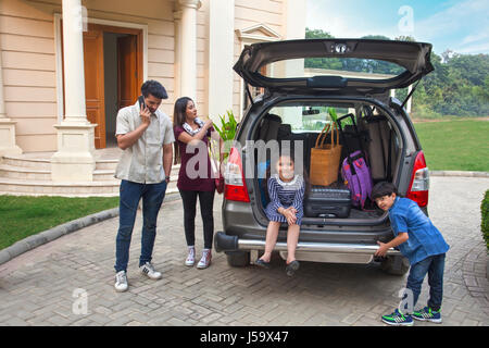 Debout près de la voiture pour aller en vacances Banque D'Images