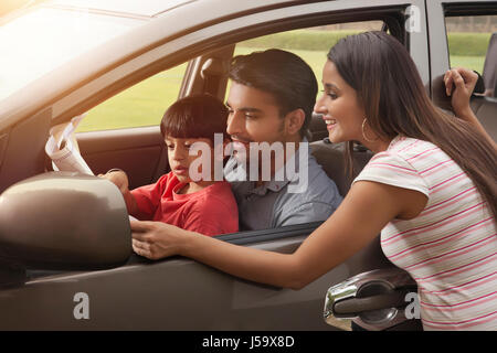 À la famille à la carte alors qu'on road trip Banque D'Images