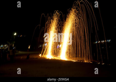 Des étincelles d'artifice sur la plage à Ko Samui - Thailande Banque D'Images