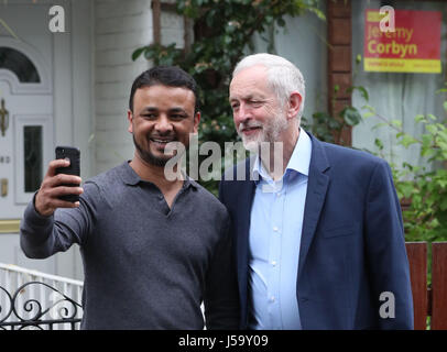 Leader du travail chats Jeremy Corbyn à un voisin qu'il quitte son domicile dans le nord de Londres, après le lancement officiel du Parti du Travail manifeste pour l'élection générale, à Bradford, mardi. Banque D'Images