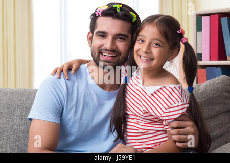 Drôle de portrait père portant des pinces à cheveux avec fille Banque D'Images