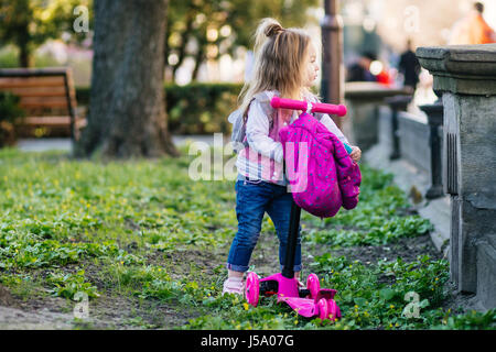 Petite fille qui marche dans le parc Banque D'Images