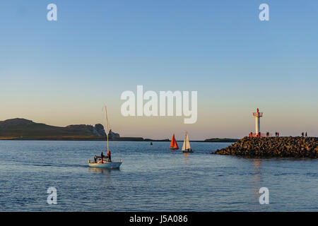 L'Irlande, le 9 mai : beau voilier et phare de Howth le 9 mai 2017 à Dublin, Irlande Banque D'Images