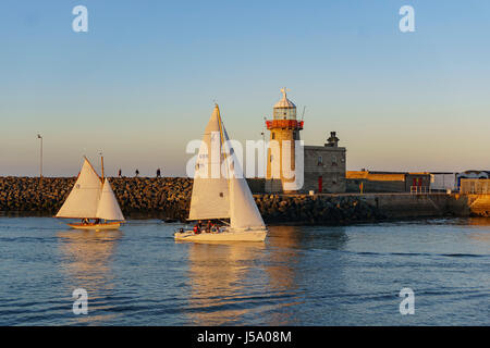 L'Irlande, le 9 mai : beau voilier et phare de Howth le 9 mai 2017 à Dublin, Irlande Banque D'Images