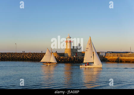 L'Irlande, le 9 mai : beau voilier et phare de Howth le 9 mai 2017 à Dublin, Irlande Banque D'Images