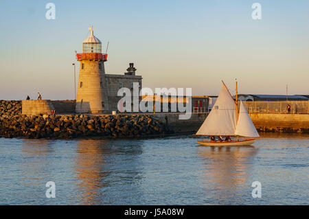 L'Irlande, le 9 mai : beau voilier et phare de Howth le 9 mai 2017 à Dublin, Irlande Banque D'Images