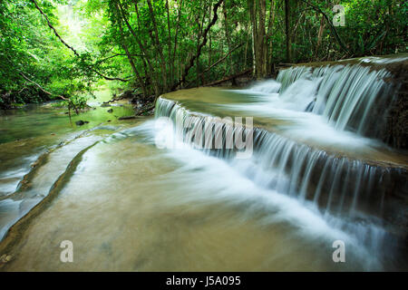 Belle français hauy mae kamin eau tombe en forêt profonde de l'ouest de la Thaïlande kanchanaburi Banque D'Images