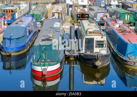 Bateaux et yachts amarrés au port de plaisance du bassin de Limehouse à Londres Banque D'Images