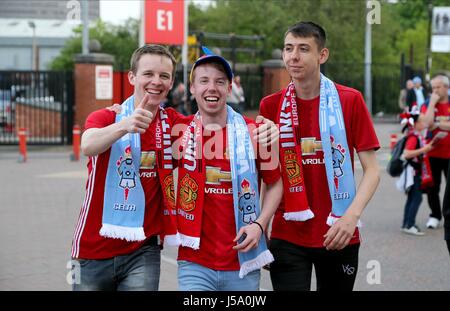 En dehors DES FANS DE MANCHESTER UNITED OLD TRAFFO V CELTA VIGO OLD TRAFFORD MANCHESTER EN ANGLETERRE 11 Mai 2017 Banque D'Images