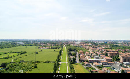 De nouveaux toits de Milan vu de l'arrière-pays milanais, vue aérienne, avenue bordée d'arbres. Zone piétonne. Varedo, Monza Brianza, en Lombardie. Italie Banque D'Images