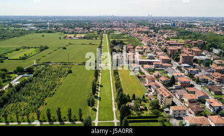 De nouveaux toits de Milan vu de l'arrière-pays milanais, vue aérienne, avenue bordée d'arbres. Zone piétonne. Varedo, Monza Brianza, en Lombardie. Italie Banque D'Images