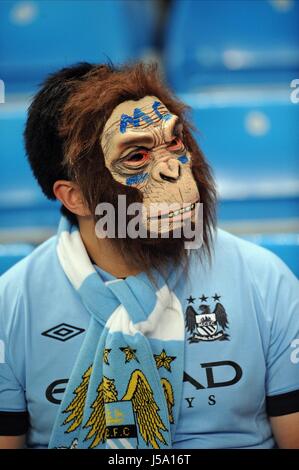 FAN de Manchester City Manchester City EN MASQUE V MANCHESTER CITY V BAYERN MUNIC Etihad Stadium Manchester en Angleterre le 02 octobre 2013 Banque D'Images