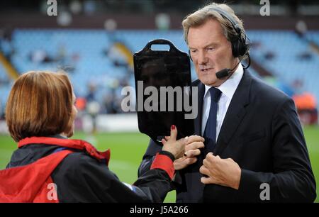 GLENN HODDLE ANCIEN JOUEUR DE PLAT ANCIEN JOUEUR DE VILLA PARK BIRMINGHAM ENGLAND 20 Octobre 2013 Banque D'Images