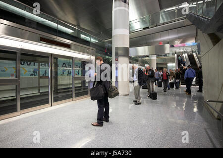 Attendre que les passagers entre la borne aerotrain transport train desservant l'aéroport international de Dulles Washington DC USA Banque D'Images