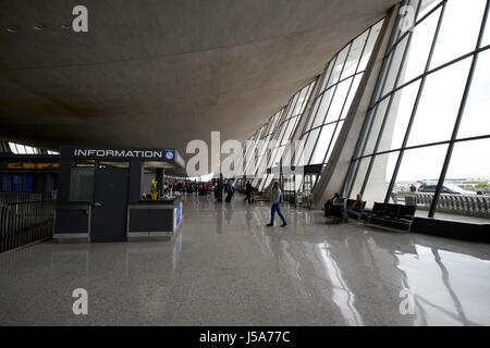 Terminal principal intérieur plafond caténaire desservant l'aéroport international de Dulles Washington DC USA Banque D'Images