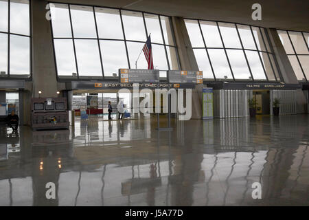 Contrôle de sécurité de l'intérieur du bâtiment principal du terminal de l'aéroport international Dulles desservant Washington DC USA Banque D'Images