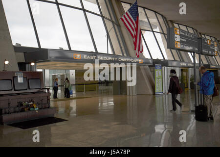 Contrôle de sécurité de l'intérieur du bâtiment principal du terminal de l'aéroport international Dulles desservant Washington DC USA Banque D'Images