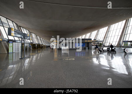 Terminal principal intérieur plafond caténaire desservant l'aéroport international de Dulles Washington DC USA Banque D'Images