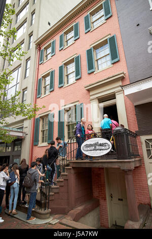 Queue de touristes à l'extérieur de la maison peterson la maison où Abraham Lincoln est mort Washington DC USA Banque D'Images