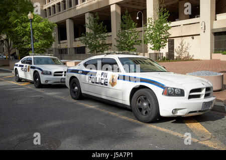 Les voitures de police à l'extérieur du FBI Federal Bureau of Investigation (FBI j Edgar Hoover building Washington DC USA Banque D'Images