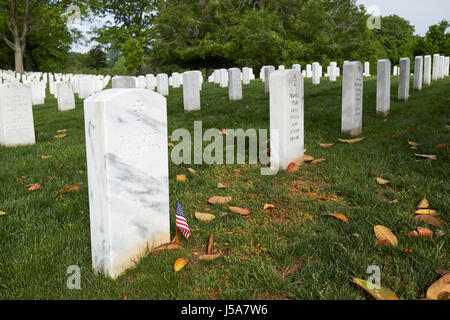 Pierres tombales blanches dans le cimetière d'Arlington Washington DC USA Banque D'Images