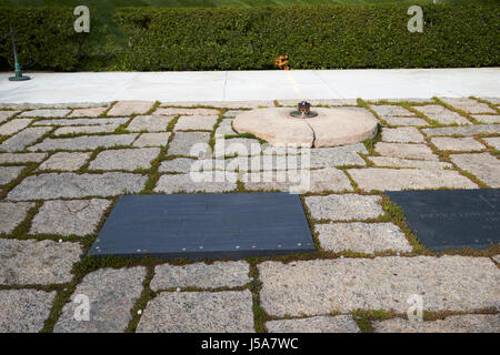 Le Président John F Kennedy JFK tombe cimetière Arlington Washington DC USA Banque D'Images