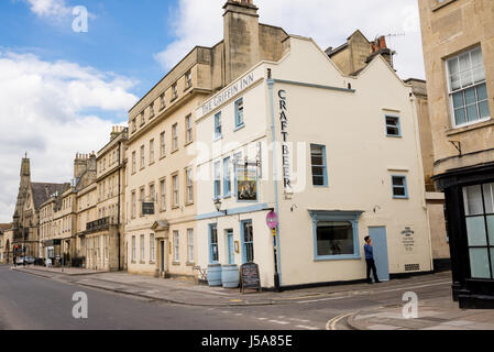 Fumer à l'extérieur de l'homme Griffin Inn, un pub local offrant de l'hébergement, situé en plein cœur de Bath, Royaume-Uni Banque D'Images