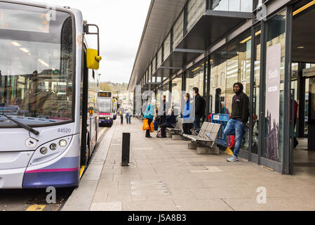 Les gens qui attendent à un arrêt de bus devant la gare routière de baignoire. Banque D'Images