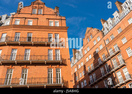 Élégant bâtiment Victorien restauré opulent immeuble de l'époque en briques rouges et blanc windows dans South Kensington, Londres, UK Banque D'Images