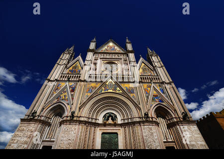 Belle Cathédrale gothique Orvieto en Ombrie, Italie, vue du dessous Banque D'Images