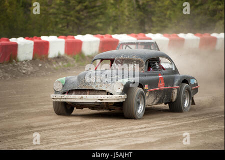 Petite ville chemin de course automobile. Voitures de course fait maison sur un chemin de terre. Pemberton, BC Canada Banque D'Images