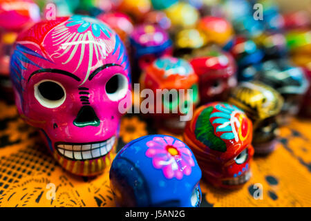 Colorful Hand painted skulls sont vendus sur le marché au cours de la Journée des morts célébrations dans la ville de Mexico, Mexique. Banque D'Images