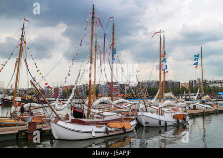 Amsterdam, Pays-Bas. Août 19, 2015. SAIL Amsterdam 2015, naviguer en parade sur la première journée (de 5, 19 au 23 août) : Bateaux à voile à IJhaven. SAIL Amsterdam est un événement maritime quinquennaux à Amsterdam aux Pays-Bas. Les grands voiliers du monde entier visitent la ville d'amarrer dans le port de l'Est. - Fotocredit : Christian Lademann Banque D'Images