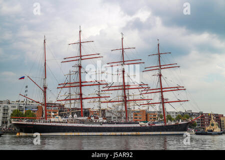 Amsterdam, Pays-Bas. Août 19, 2015. SAIL Amsterdam 2015, naviguer en parade sur la première journée (de 5, 19 au 23 août) à IJhaven : quatre-mastetd barque Sedov STS en acier, la Russie. SAIL Amsterdam est un événement maritime quinquennaux à Amsterdam aux Pays-Bas. Les grands voiliers du monde entier visitent la ville d'amarrer dans le port de l'Est. - Fotocredit : Christian Lademann Banque D'Images