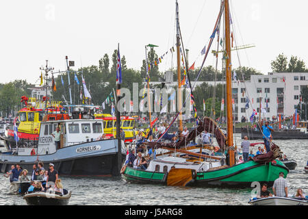 Amsterdam, Pays-Bas. Août 19, 2015. SAIL Amsterdam 2015, naviguer en parade sur la première journée (de 5, 19 au 23 août) à IJhaven. SAIL Amsterdam est un événement maritime quinquennaux à Amsterdam aux Pays-Bas. Les grands voiliers du monde entier visitent la ville d'amarrer dans le port de l'Est. - Fotocredit : Christian Lademann Banque D'Images