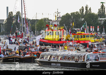 Amsterdam, Pays-Bas. Août 19, 2015. SAIL Amsterdam 2015, naviguer en parade sur la première journée (de 5, 19 au 23 août) à IJhaven. SAIL Amsterdam est un événement maritime quinquennaux à Amsterdam aux Pays-Bas. Les grands voiliers du monde entier visitent la ville d'amarrer dans le port de l'Est. - Fotocredit : Christian Lademann Banque D'Images