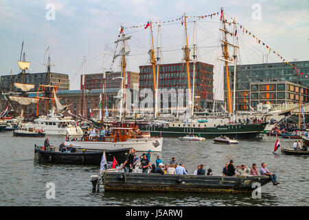 Amsterdam, Pays-Bas. Août 19, 2015. SAIL Amsterdam 2015, naviguer en parade sur la première journée (de 5, 19 au 23 août) à IJhaven. SAIL Amsterdam est un événement maritime quinquennaux à Amsterdam aux Pays-Bas. Les grands voiliers du monde entier visitent la ville d'amarrer dans le port de l'Est. - Fotocredit : Christian Lademann Banque D'Images