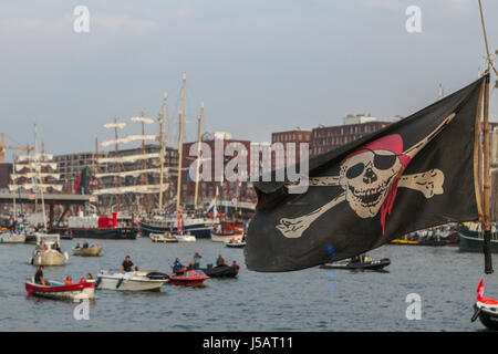 Amsterdam, Pays-Bas. Août 19, 2015. SAIL Amsterdam 2015, naviguer en parade sur la première journée (de 5, 19 au 23 août) à IJhaven. SAIL Amsterdam est un événement maritime quinquennaux à Amsterdam aux Pays-Bas. Les grands voiliers du monde entier visitent la ville d'amarrer dans le port de l'Est. - Fotocredit : Christian Lademann Banque D'Images