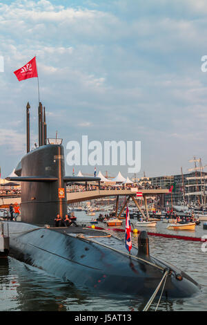 Amsterdam, Pays-Bas. Août 19, 2015. SAIL Amsterdam 2015, naviguer en parade sur la première journée (de 5, 19 au 23 août) à IJhaven : submarine à IJhaven. SAIL Amsterdam est un événement maritime quinquennaux à Amsterdam aux Pays-Bas. Les grands voiliers du monde entier visitent la ville d'amarrer dans le port de l'Est. - Fotocredit : Christian Lademann Banque D'Images