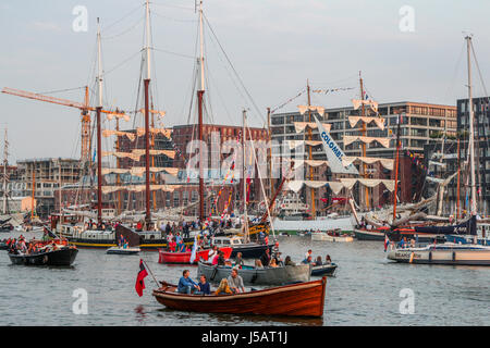 Amsterdam, Pays-Bas. Août 19, 2015. SAIL Amsterdam 2015, naviguer en parade sur la première journée (de 5, 19 au 23 août) à IJhaven. SAIL Amsterdam est un événement maritime quinquennaux à Amsterdam aux Pays-Bas. Les grands voiliers du monde entier visitent la ville d'amarrer dans le port de l'Est. - Fotocredit : Christian Lademann Banque D'Images