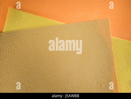 Du papier de couleur en télévision géométrique. La composition avec de grandes feuilles de papier Banque D'Images