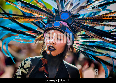 Une jeune fille mexicaine, portant une large coiffe de plumes inspiré par les Aztèques, prend part à la Journée des morts célébrations dans la ville de Mexico, Mexique. Banque D'Images