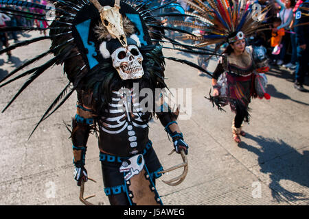 Un homme mexicain effectue un Cœur mort danse culte dans la rue pendant le jour de la fête des morts à Mexico, au Mexique. Banque D'Images