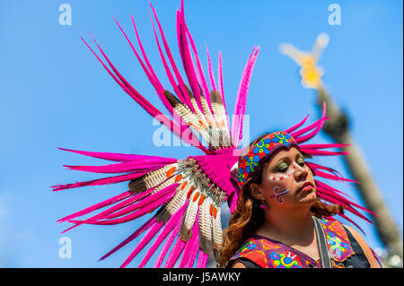 Une femme mexicaine, portant une large coiffe de plumes inspiré par les Aztèques, prend part à la Journée de la mort de festivités dans la ville de Mexico, Mexique. Banque D'Images