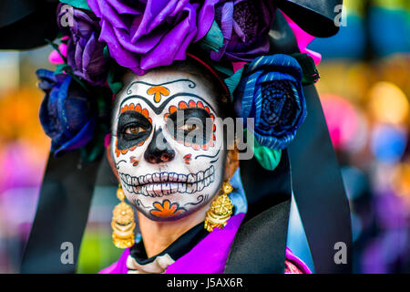 Une jeune femme, habillée comme La Catrina, effectue pendant le jour de la fête des morts à Mexico, au Mexique. Banque D'Images