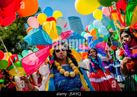 Filles mexicaines, porter des costumes colorés et avoir leurs visages peints, marcher dans la rue pendant la journée de la mort parade dans la ville de Mexico, Mexique. Banque D'Images